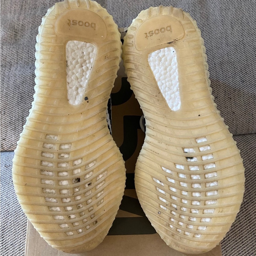 Yeezy Boost 350 v2 Zebra - Picture 7 of 10